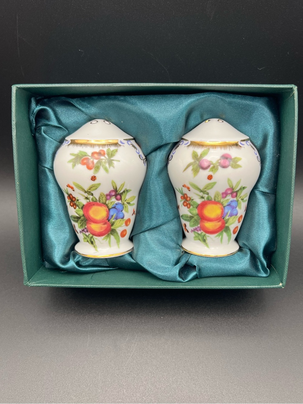 BNIB VTG I. Godinger & Co Yorkshire Fruit & Butterfly Porcelain Salt & Pepper
